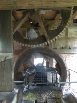 Einen Höhepunkt für die Teilnehmer stellte die Ölschlagmühle aus Wiesthal dar. Sich drehende Wasserradwelle.