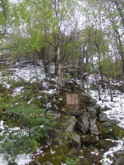 Ein Gedenkstein erinnert an den Bischof Georg von Kopp, einst Bischof von Fulda.