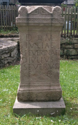  Den Totengöttern, der Julia Severina hat Decimus Julius Severus den Grabstein machen lassen.