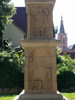Apollon war auf dem Viergötterstein dargestellt über ihm erahnt man Minerva. Im Hintergrund der Turm des Doms.