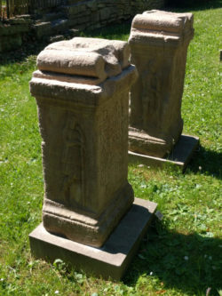Linke Seite der beiden ersten Grabsteine.