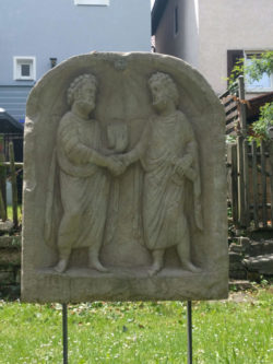 Relief zweier Männer beim Handschlag. Vielleicht die personifizierte Concordia (Eintracht).