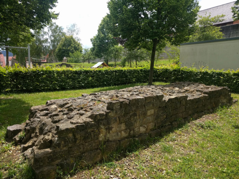 Reste der römischen Stadtmauer.
