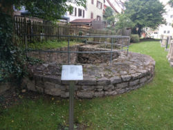 Das römische Lapidarium befindet sich im ehemaligen mittelalterlichen Stadtgraben. Somit kann man stellenweise römische und mittelalterliche Funde gemeinsam betrachten.