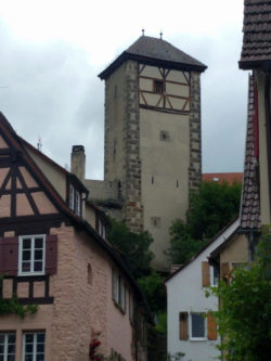 Der Schütteturm am ehemaligen Hohenberger Schloss, heute die JVA. Nahm während der Hexenverfolgung im 16. Jh. die unrühmliche Rolle als Gefängnis für die der Hexerei beschuldigten Personen ein.
