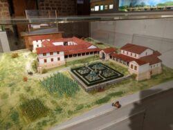 Das Modell des vollständig rekonstruierten Haupthauses steht im Keller desselben. Hier der Blick auf den Garten und das Badegebäude.